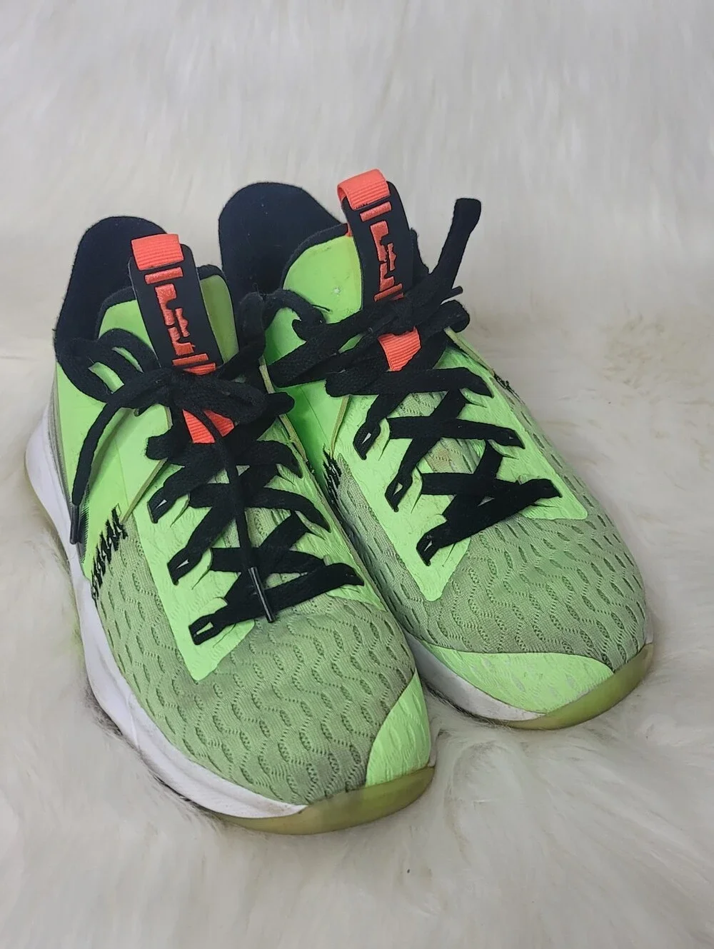 Nike LeBron Witness 5 Grinch Size 4.5y